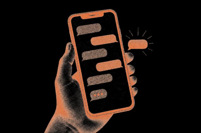 Main tenant un smartphone, conversation en pointillés terracotta, une réponse instantanée qui rayonne
